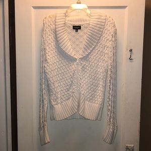 White knitted sweater... zip closure